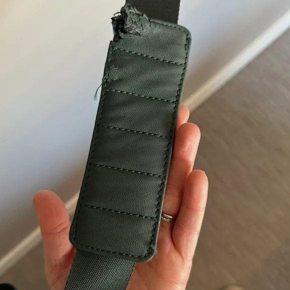 EUC ๐ Lululemon Fast Track Duffel (Heatproof Pocket 19L) Dark Forest - Picture 12 of 16